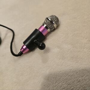 Pink and Silver Wired Microphone For All You Live Streamers Or Poshers New